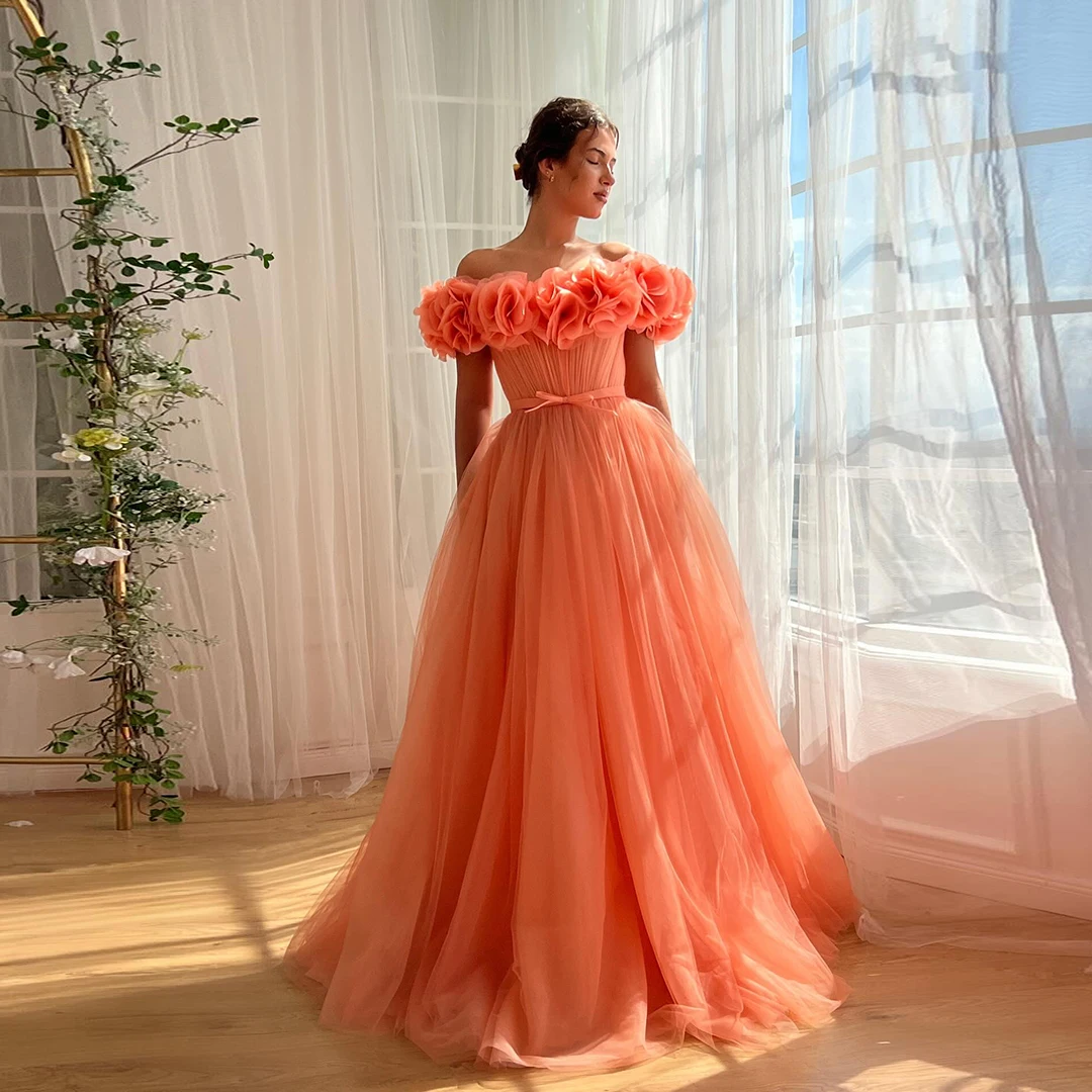 かなりオレンジ色のオフショルダー、3Dフリルフラワーチュールドレス、ロングイブニングガウン、床丈プリーツプロムドレス、女性用ブライダルドレス