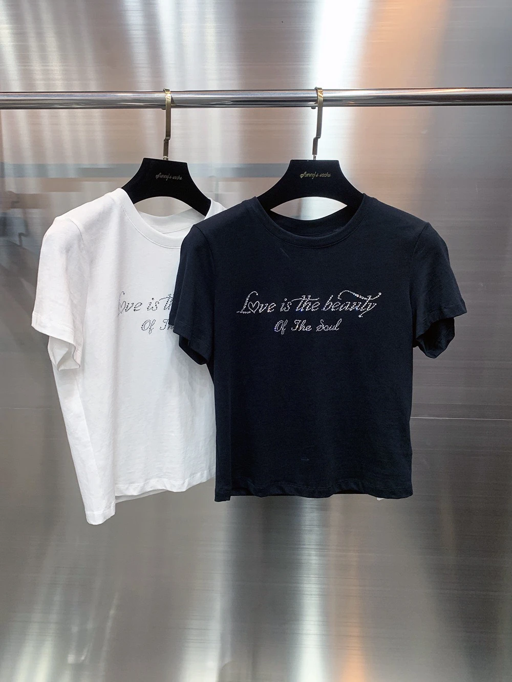 

Летняя коллекция 2025: Хлопковая футболка с надписью и стразами, укороченный топ с эффектом похудения, двухцветный, для повседневной носки, с круглым вырезом, влагоотводящая.