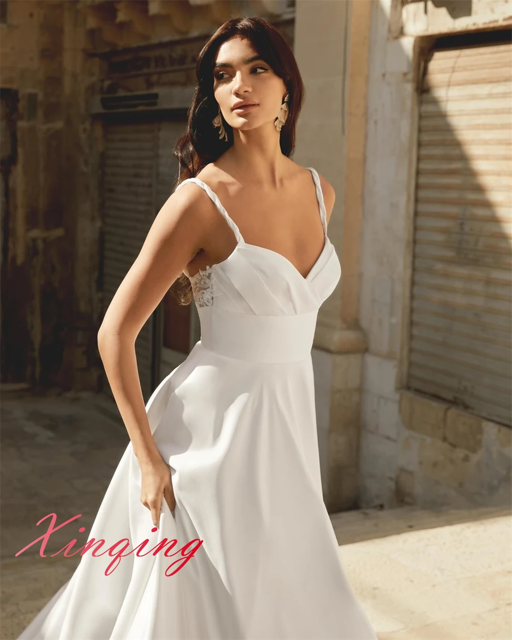 맞춤형 클래식 새틴 웨딩 드레스 꿈꾸는 스파게티 스트랩 중공업 웨딩 드레스 신부 가운 백리스 오픈 백