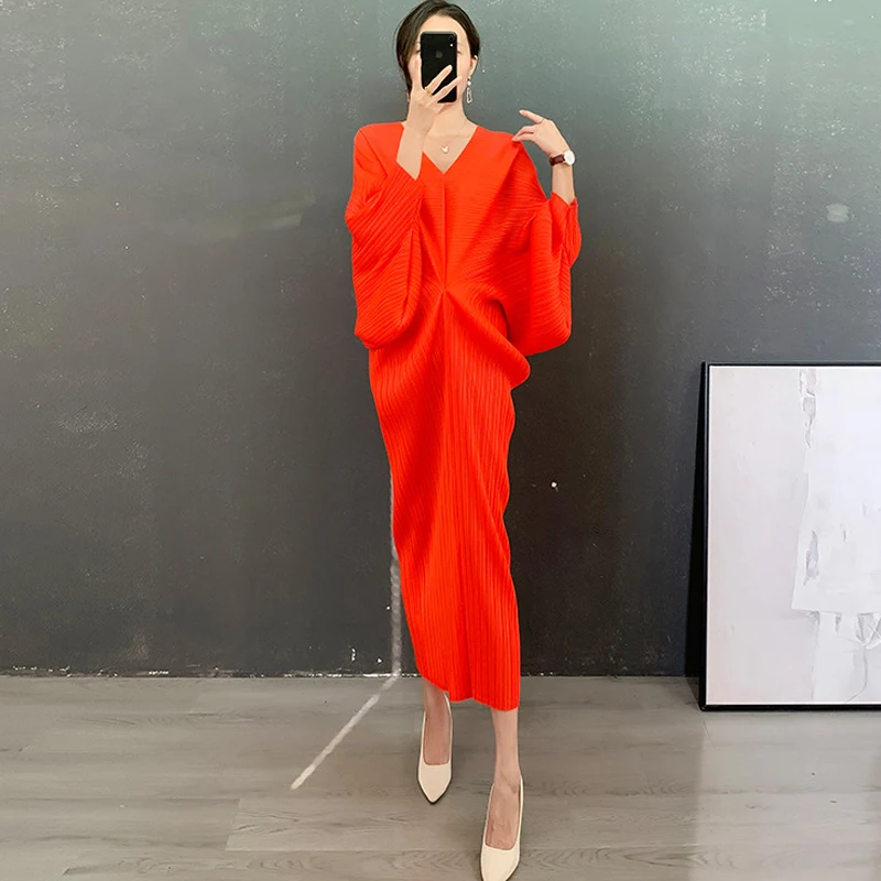 

Miyake pleated bat sleeve dress 2022 spring new loose v-neck irregular design niche loose thin folda large size long skirt