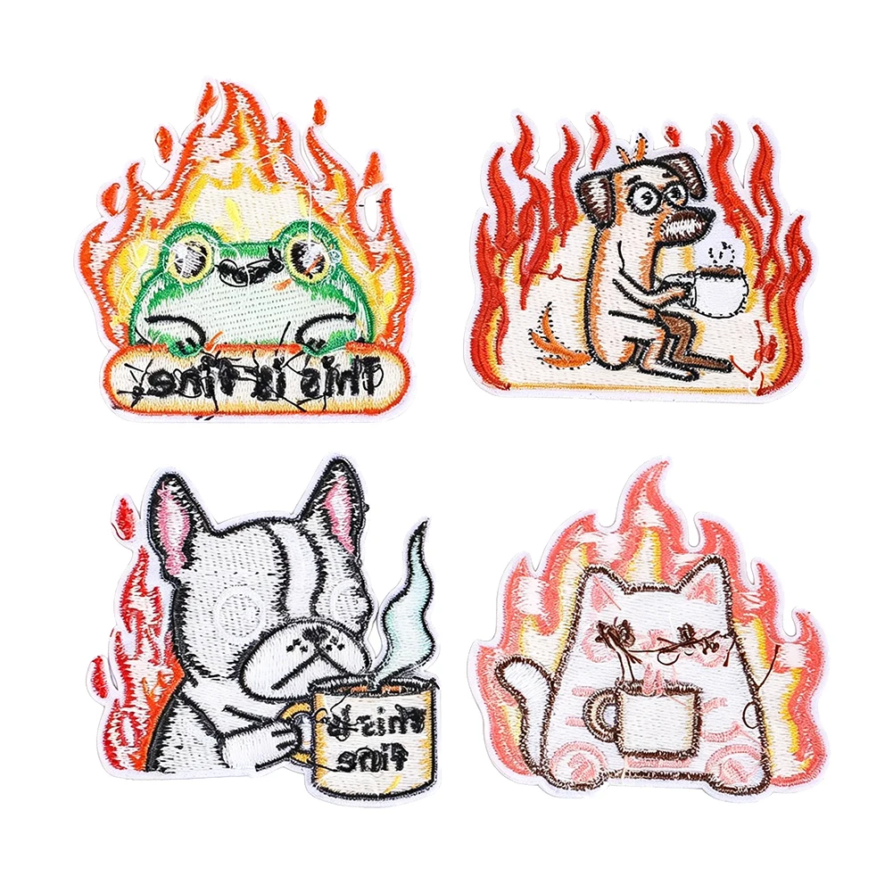 Lustige „This is Fine“ Meme-Aufnäher, sarkastische Feuer-Tier-Stickerei zum Aufbügeln für DIY-Kleidung, Jeans, Rucksäcke, Dekoration – Detail 2