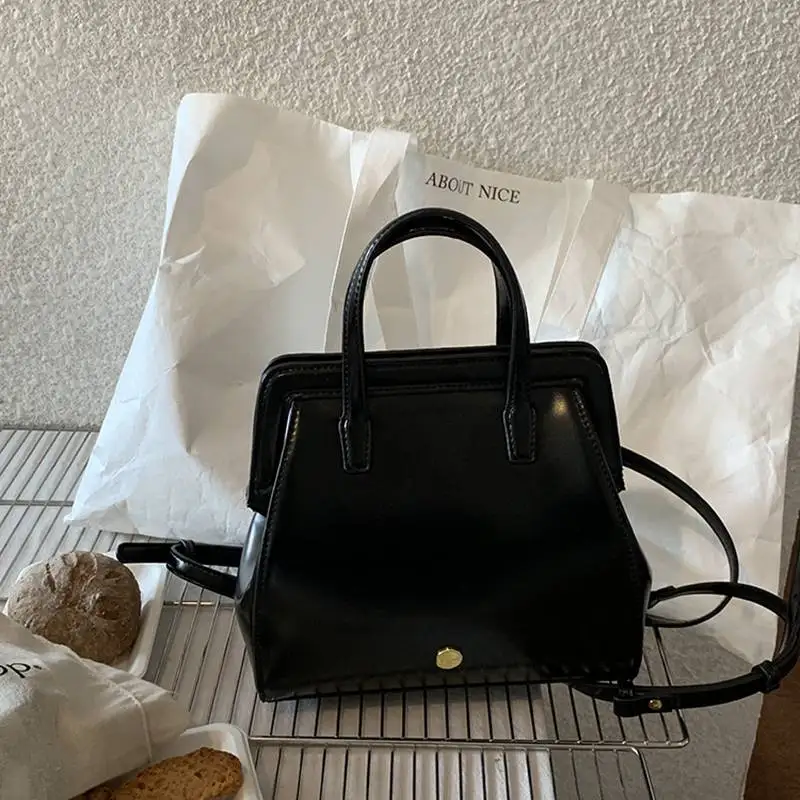 Mochila com Clipe Retro Feminino, Nicho, Trendy Handbag, Bolsa de Escola Feminina, Bolsa Versátil, Nicho Preto, Coreano, Ins, Novo, Outono