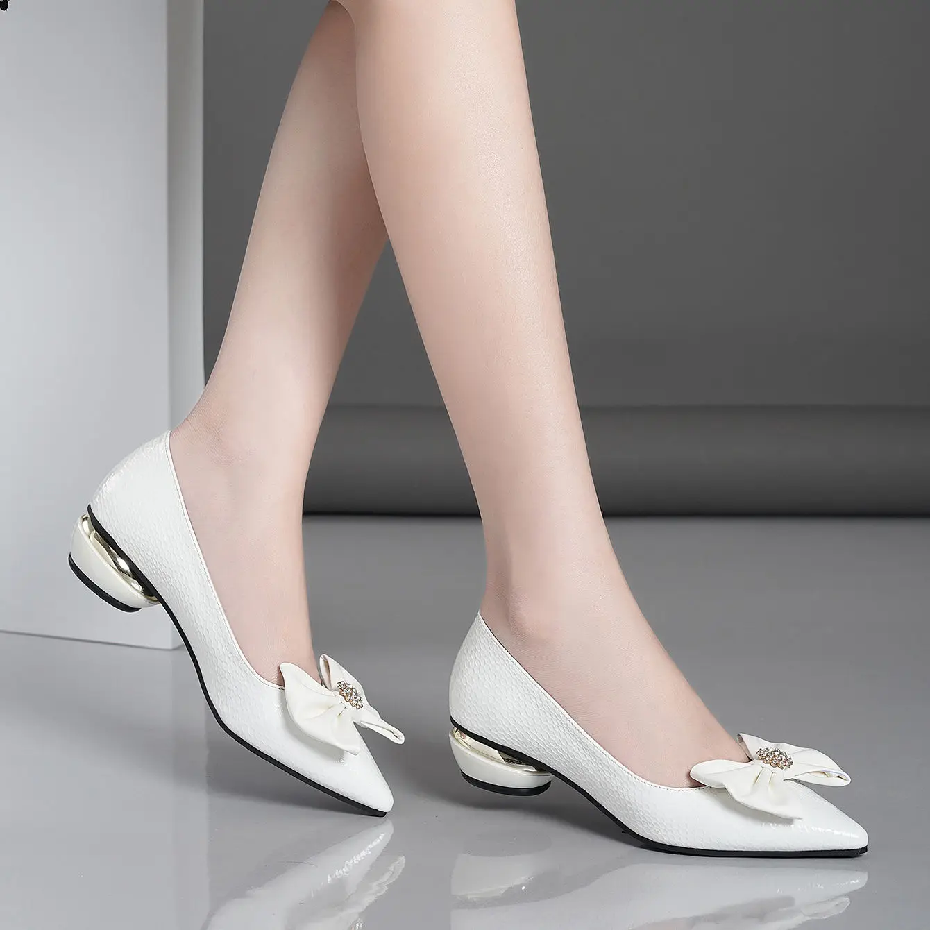 Elegant shallow-mouthed single shoe with pointed bow