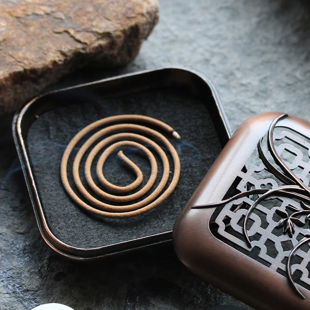 

1Pcs Vintage Alloy Hollow Sandalwood Incense Burner Chrysanthemum Pattern Incense Holder for Home Study Meditation Yoga