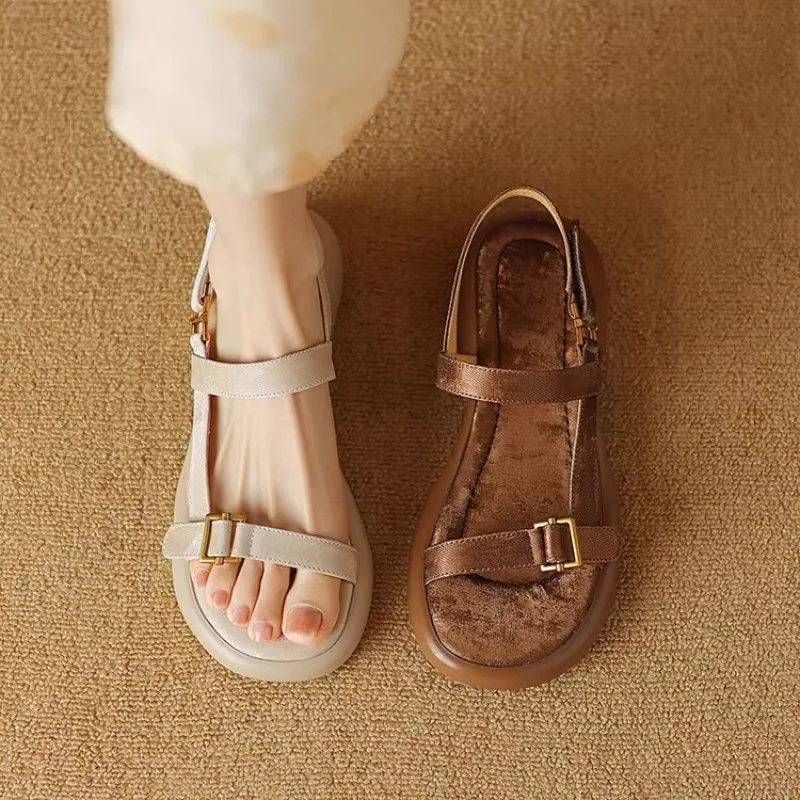 

Кожаные сандалии на плоской подошве с пряжками в лето 2025 года. Женская обувь с открытым носком и низким каблуком. Женская обувь для молодежи. Распродажа. Предложение H.