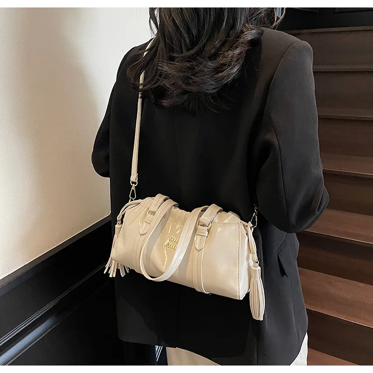 

‌2025 Trendy Vintage French Messenger Bag - Oil Wax Skin Crossbody Purse with Drawstring,Women's Underarm Dumpling Shoulder Bag‌