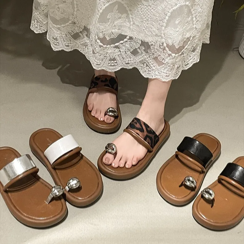 Модные трендовые ретро нескользящие тапочки с одним словом на толстой подошве, женская летняя одежда, новые модели 2025 года с юбками, французские сандалии Модные трендовые ретро нескользящие тапочки с одним словом на толстой подошве, женская летняя одежда, новые модели 2025 года с юбками, французские сандалии