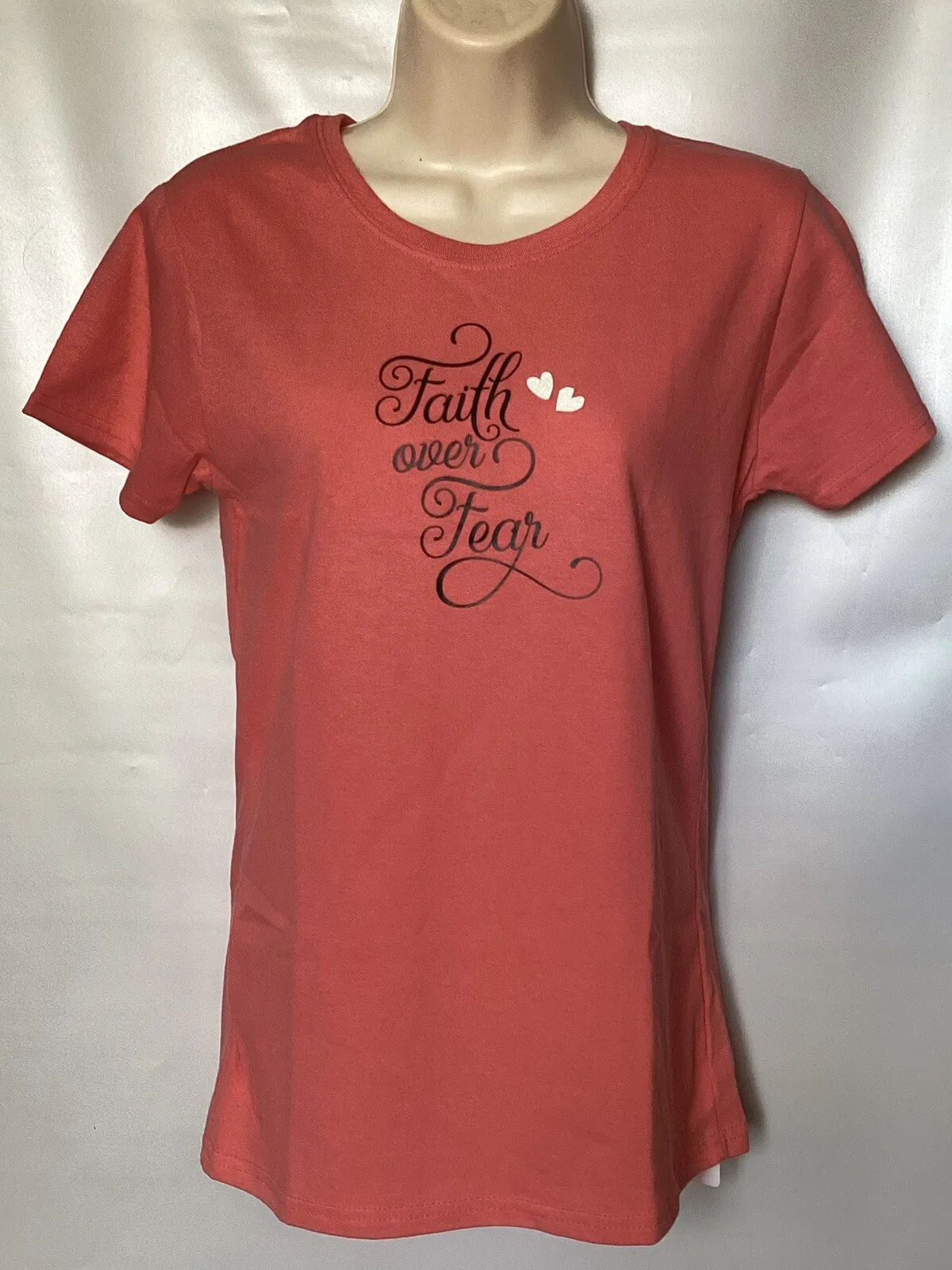 Camiseta con estampado de vinilo para mujer “Faith Over Fear”, manga corta, color melocotón