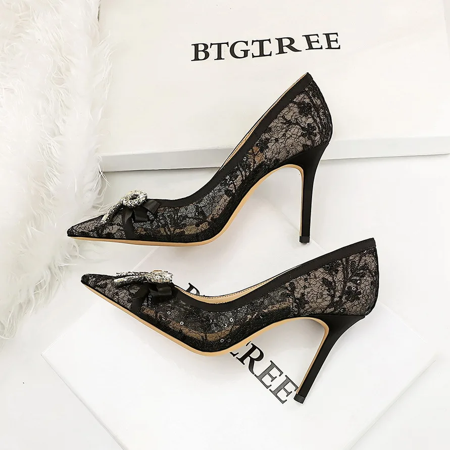 

Элегантные женские туфли-лодочки BIGTREE с кружевом, кристаллами и бантом-бабочкой, на тонком высоком каблуке, с острым носком, для вечеринок и выпускных балов