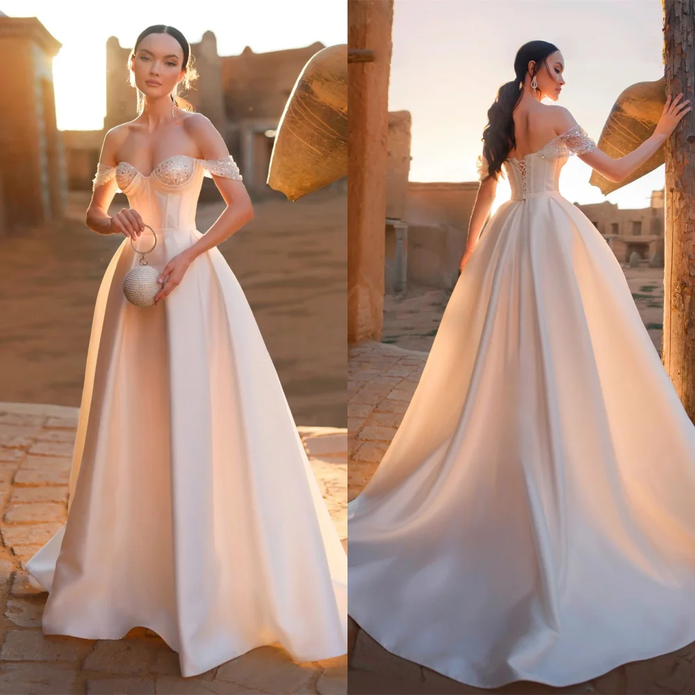 カスタマイズされたエレガントなピンクサテンのウェディングドレス絶妙なストラップレスオフショルダー半袖チャペルトレインブライダルドレス