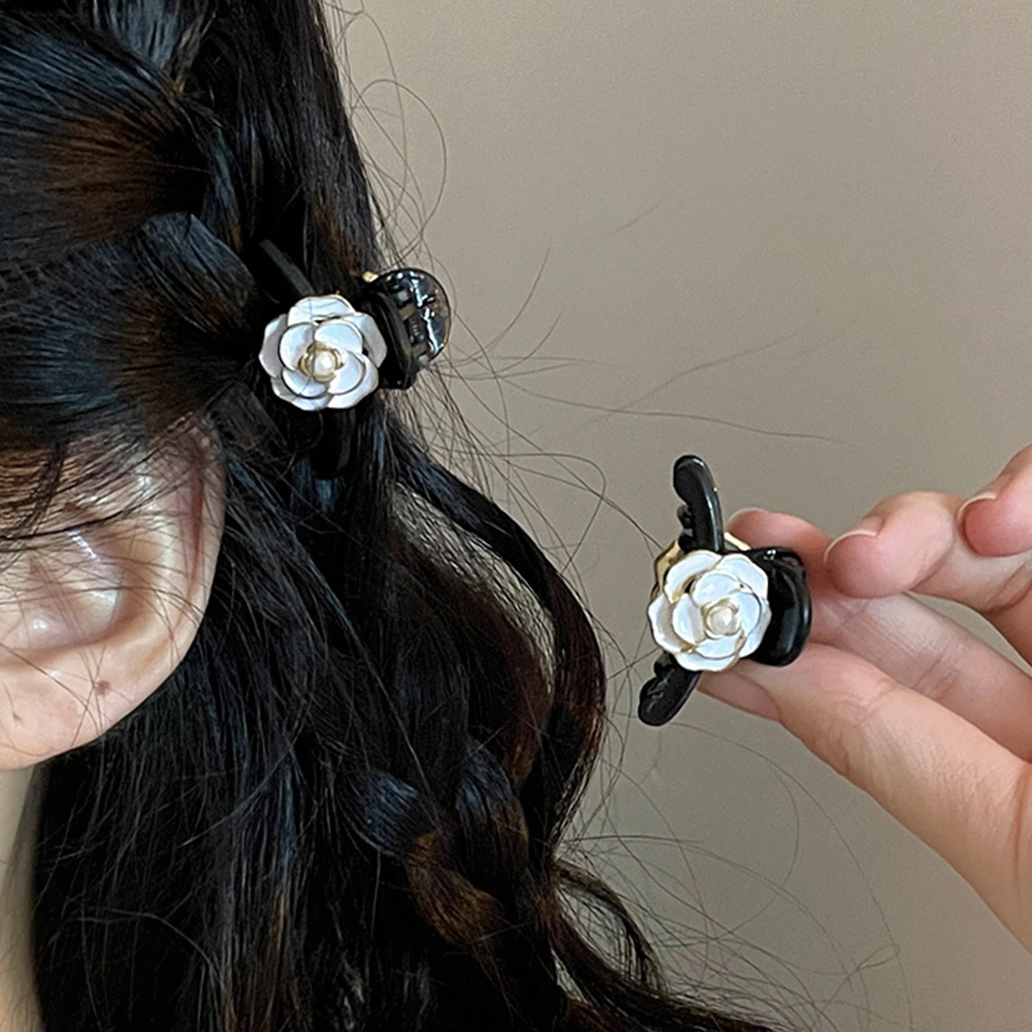 Pinzas pequeñas simples para el cabello para niña, pinzas para el cabello con perlas de imitación de Camelia, accesorios para el cabello, moda coreana