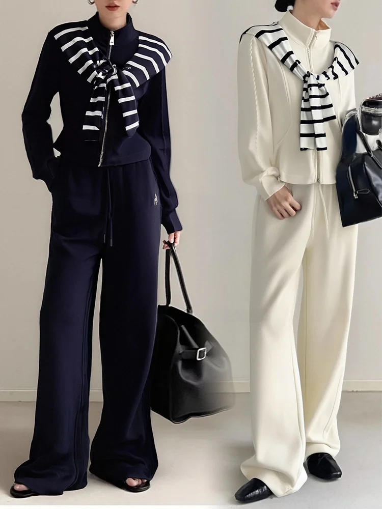 

Корейский повседневный костюм осень 2025: брюки прямого кроя в полоску с вышивкой и лонгслив на молнии