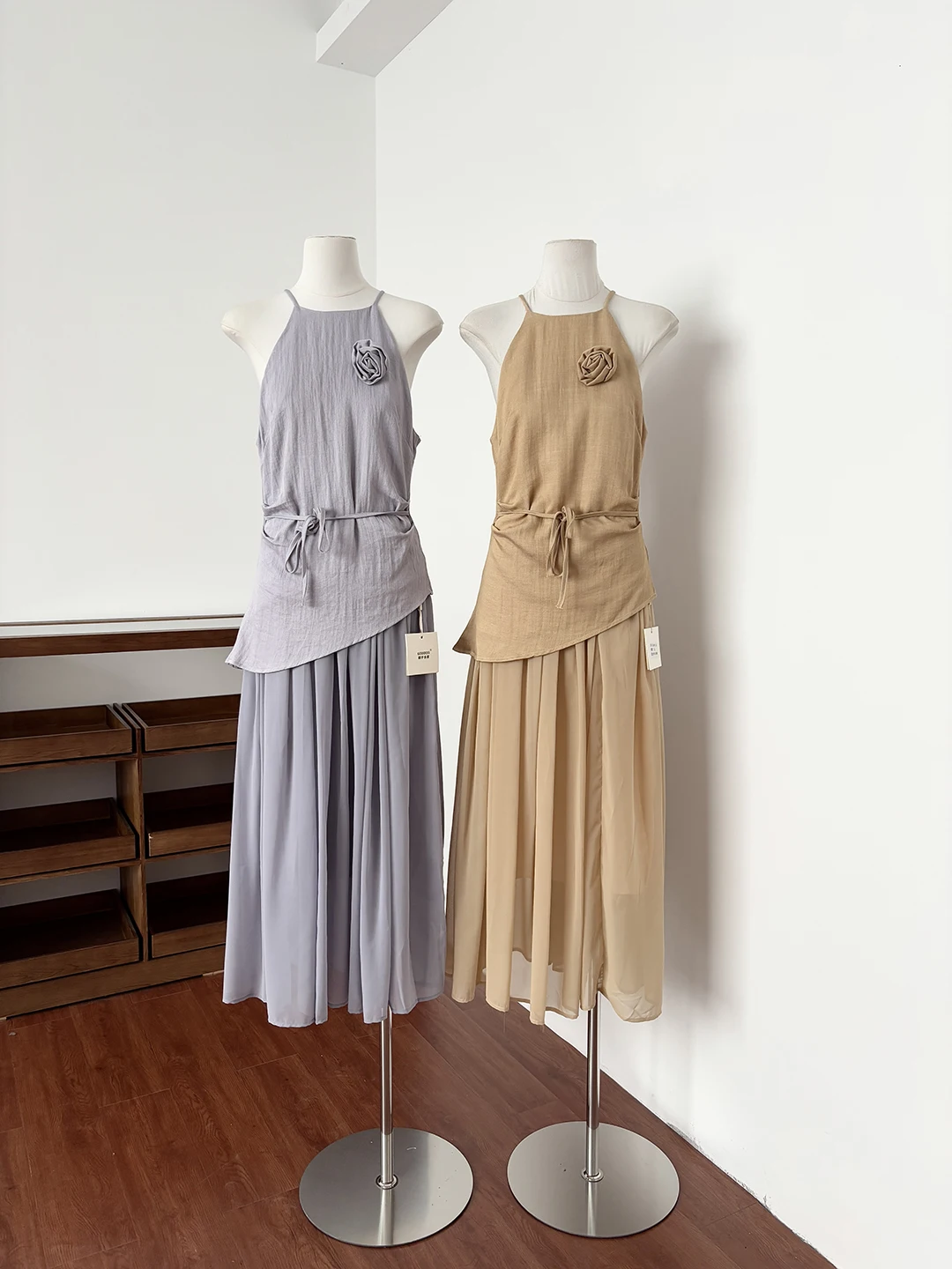 

Elegant Summer Floral Embroidery Halter Neck Two-Piece Set Women's High Waist Skirt Ensemble Polyester Fiber Sleeveless