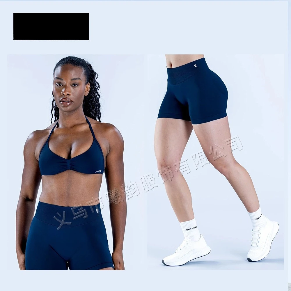 Set van een rugloos tanktopje en short, gemaakt van zeer rekbare, ultrafijne matte stof, perfect voor yoga en outdoor fitness.