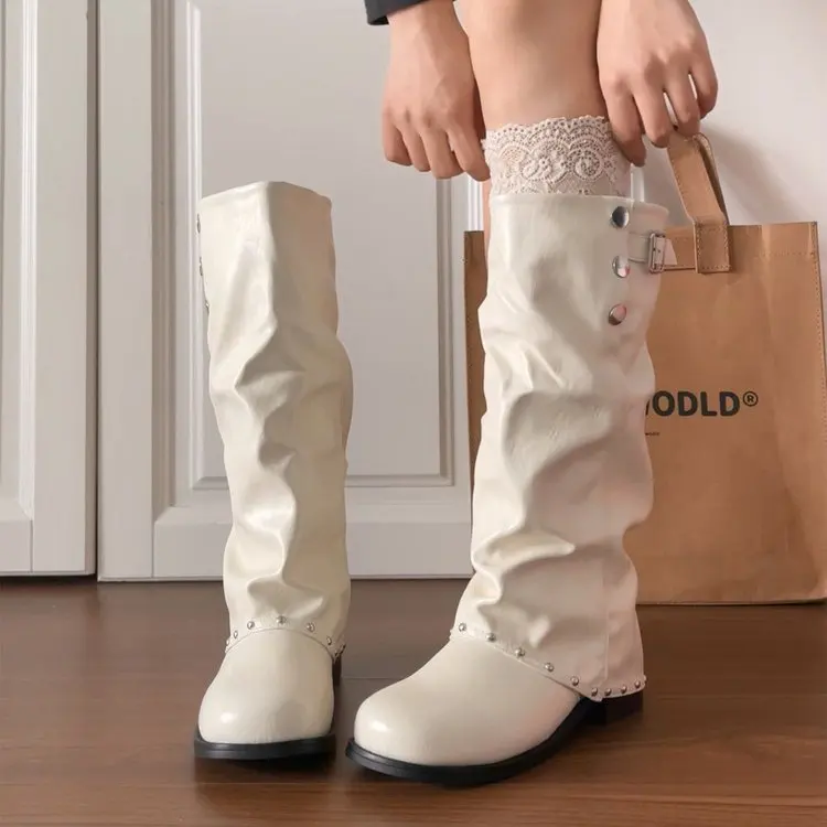 Damen-Stiefeletten mit über dem Knie reichender Länge, Nietenverzierung, lockere Passform, Leder, seitliche Schnalle, runde Zehenpartie, niedriger Absatz, Vintage-Streetwear-Schuhe – Detail 4