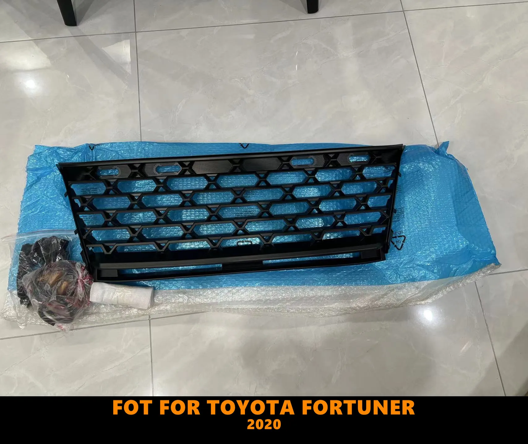 Good Quality ABS Black Middle Grill With LED Lights Turning Lights Fit For Toyota Fortuner 2020