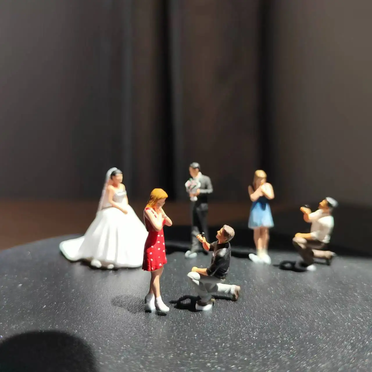 

1/64 Miniature Figure Model Propose Marriage Creative Photography Display Diorama Collection Decoration Craft Toys Miniatura