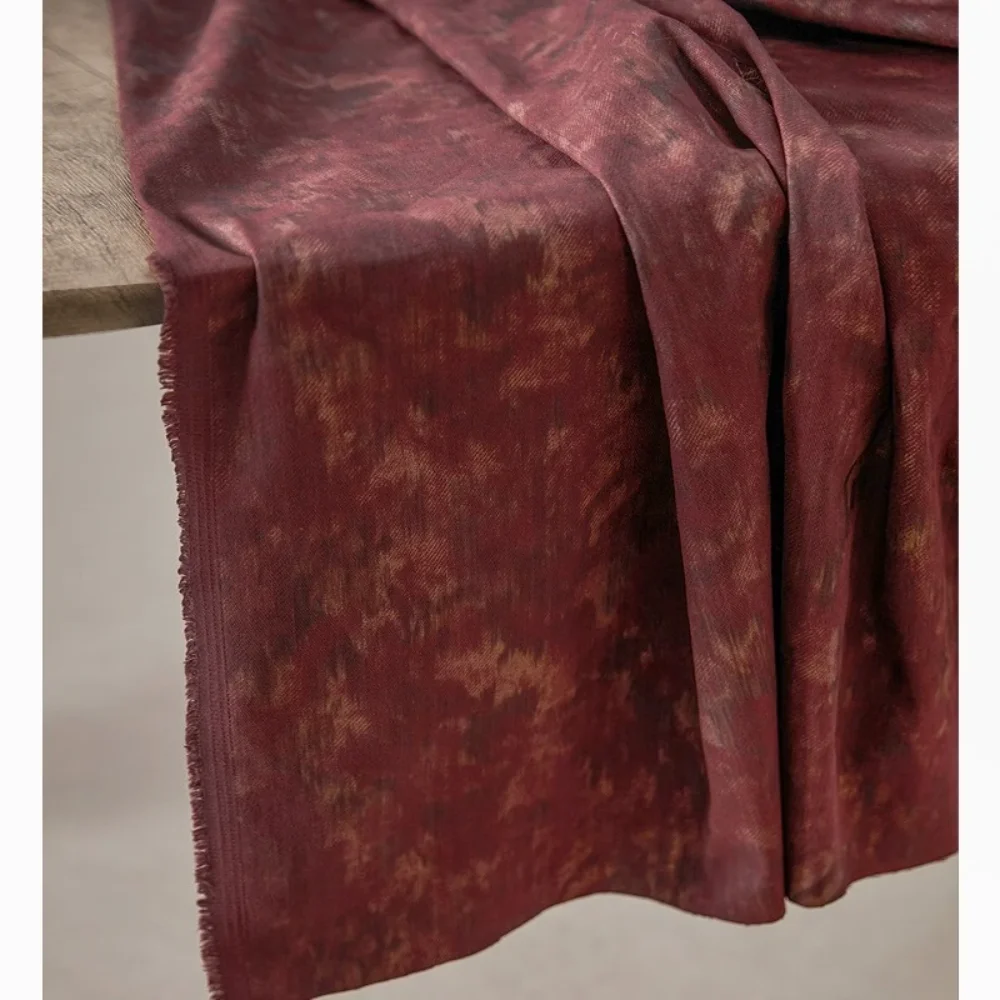 

Винтажная красная бронзовая имитирующая кожаная ткань для саржевого пальто, дизайнерская одежда, модная одежда, материал для шитья своими руками, ткань на метр