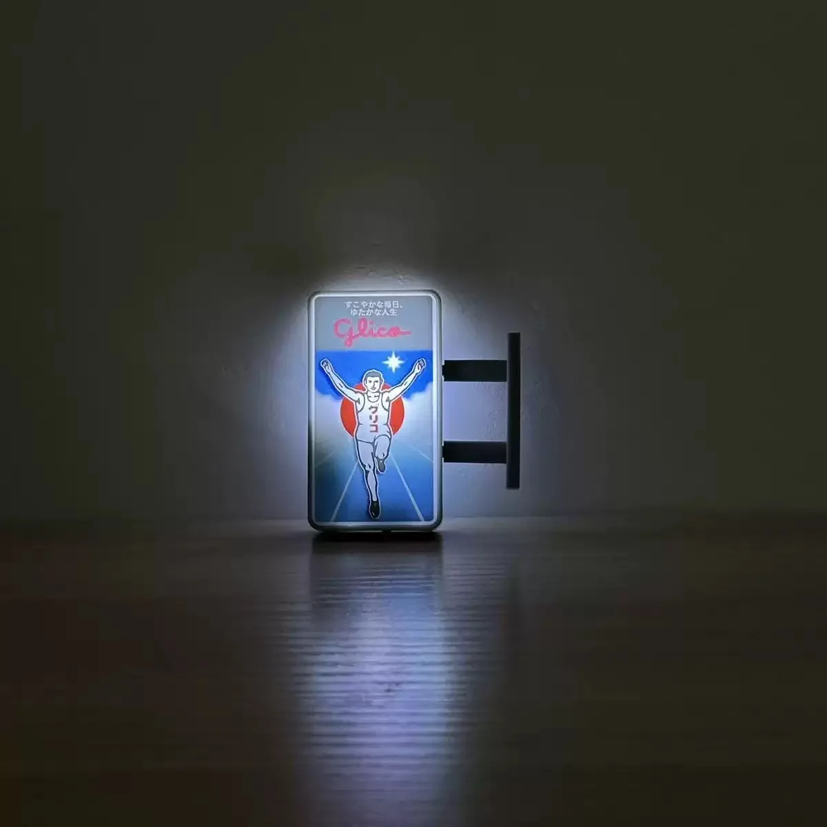 Kühlschrankmagnet: Miniatur-Modell eines Convenience Stores mit Magnetischer Anziehungskraft, Dekorative Nachtbeleuchtung, Atmosphärisches Licht, Leuchtende Beschilderung