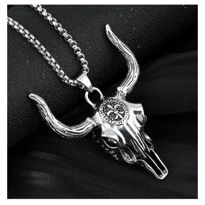

Retro street Western bull bone punk pendant necklace, titanium steel necklace and bull head skull, fashionable clothing necklace