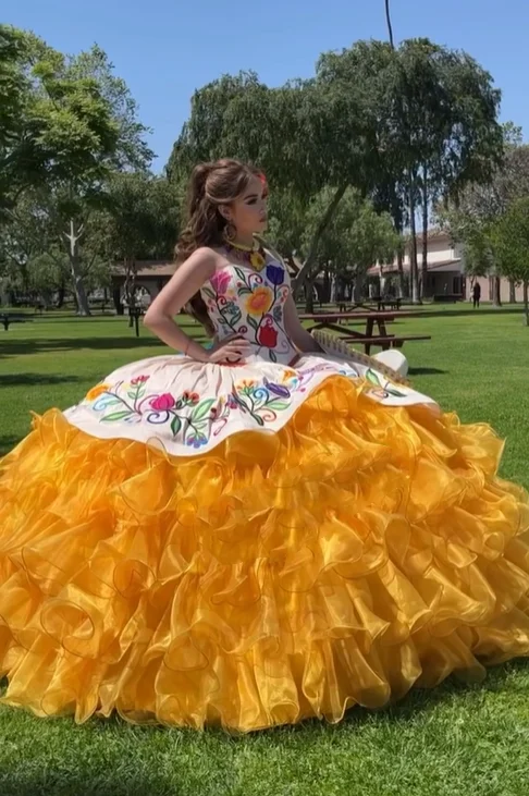 Vestido de quinceañera de princesa charro mexicano sin tirantes, amarillo personalizado, Poncho de novia con bordado Floral, 2025