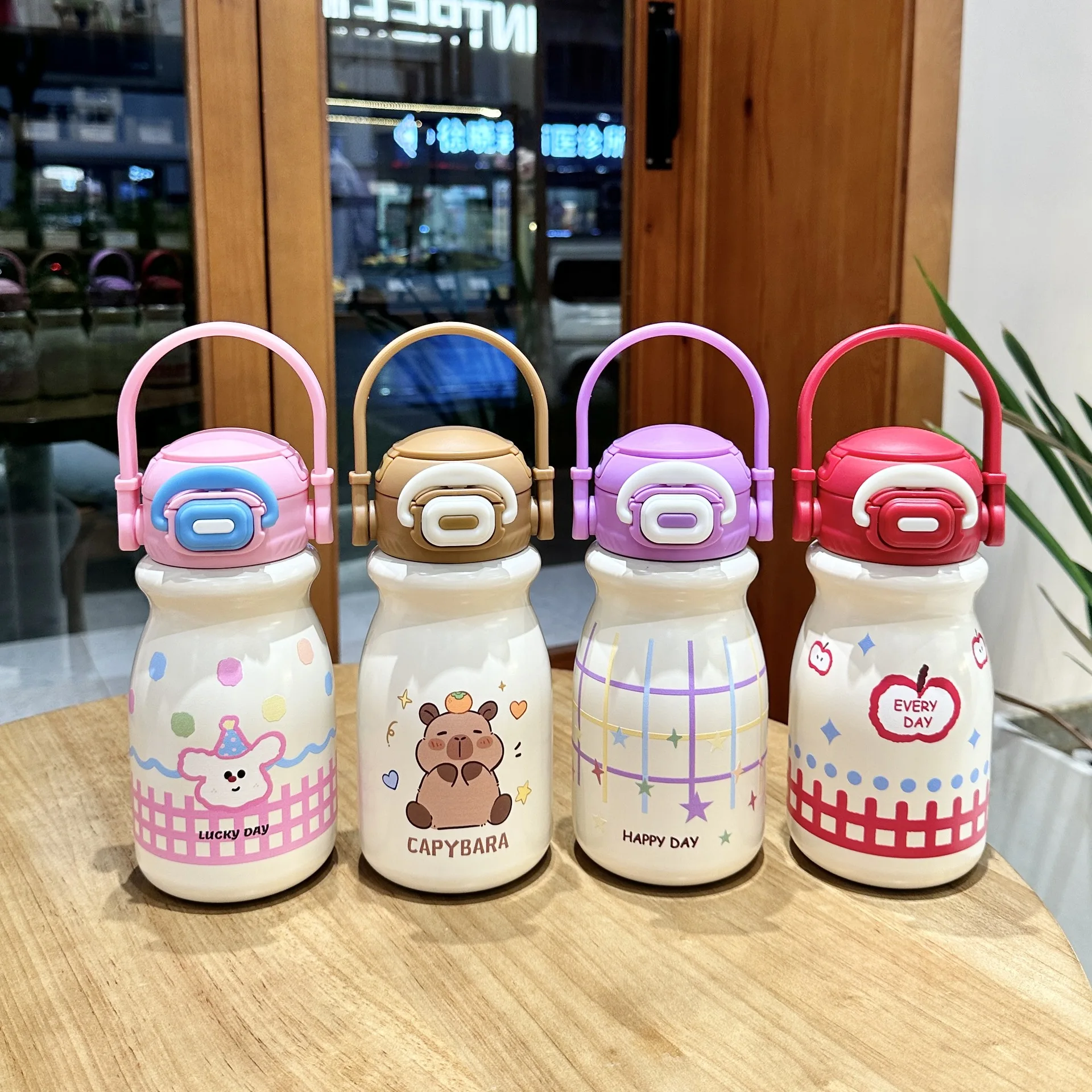 Botella de agua con pajita portátil Capybara con posavasos antideslizante, termo al vacío para bebidas directas de acero inoxidable 316 antiescaldaduras