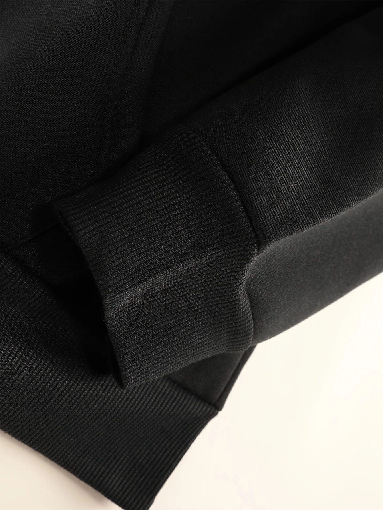 سويت شيرت كاجوال بغطاء للرأس للرجال مع طباعة حروف "LIBERATION" جريئة وجيوب أمامية وغطاء رأس برباط - بلوفر جرافيك