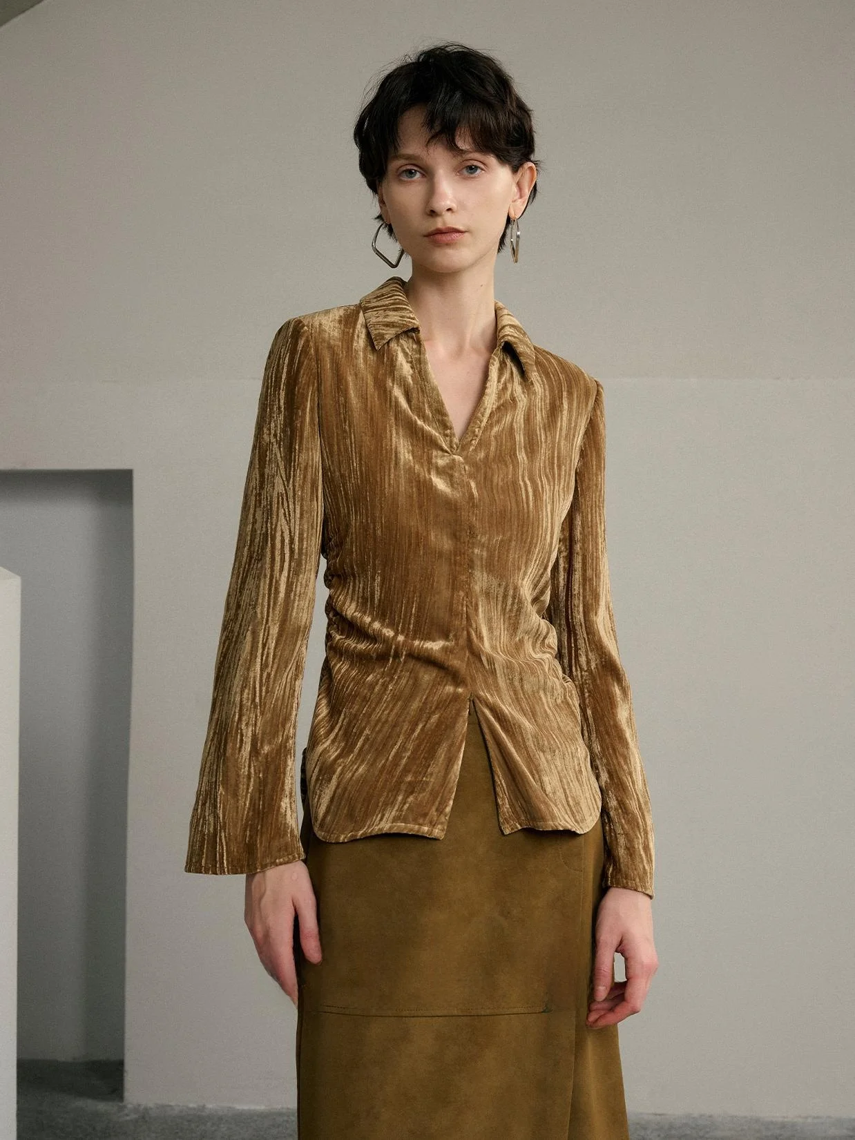 

Ele Velvet Long Sve irt Women's V-ne Slimming Retro Vertical Stripe Texture Glossy Light Luxury Inner Wear for Winter