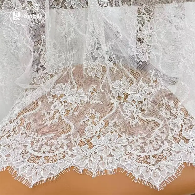 Perlen-Kordel-Stickerei mit Glitzer-Pailletten-Spitzenstoff. Luxuriöses Abendkleid aus französischer Spitze. Hochwertige Maßanfertigung für Brautkleider. – Detail 2