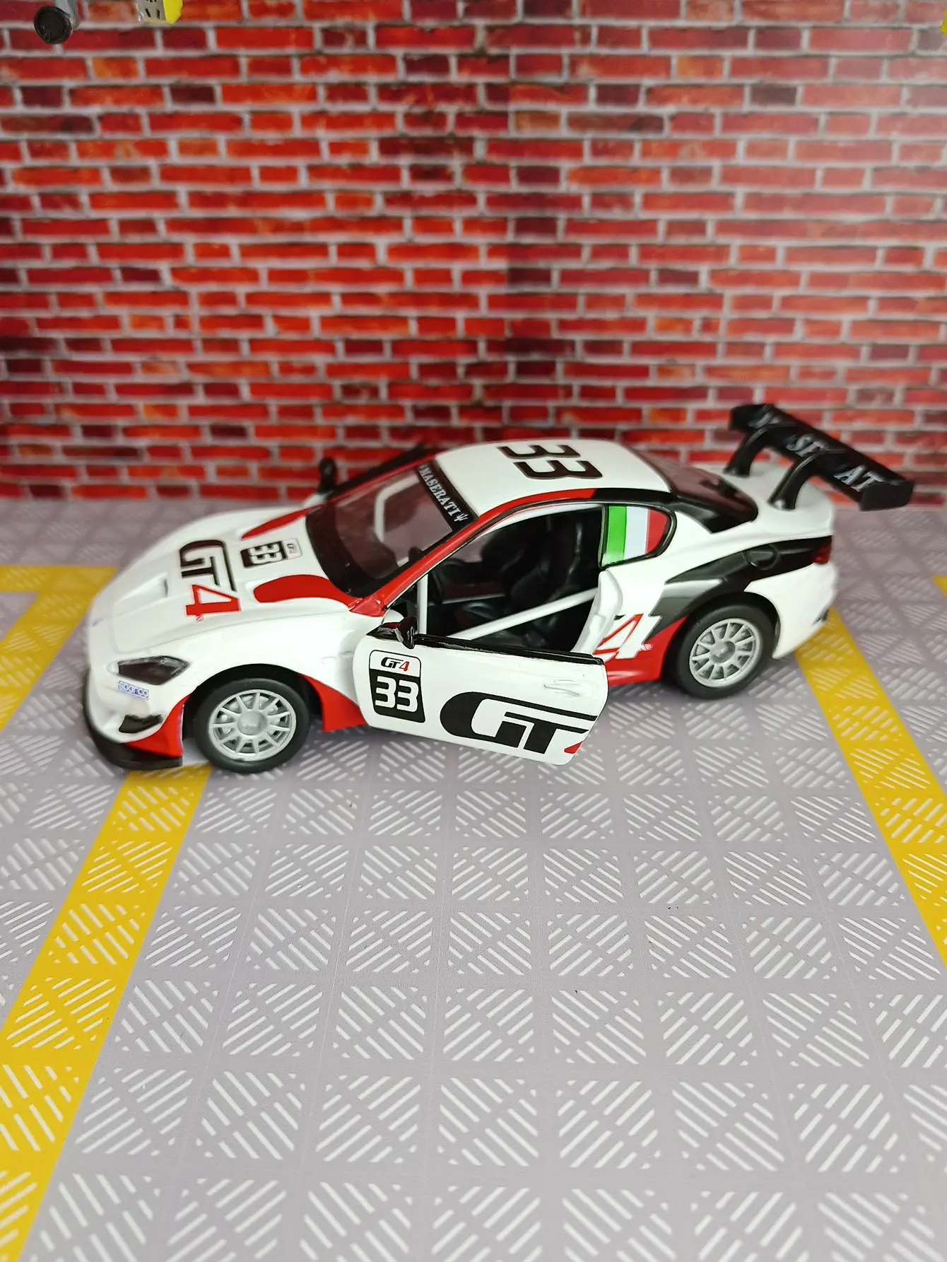 Modelo de coche de aleación Maserati GranTurismo MC GT4, escala 1:32, con luz de sonido extraíble, colección de regalos para niños, modelo de juguete fundido a presión