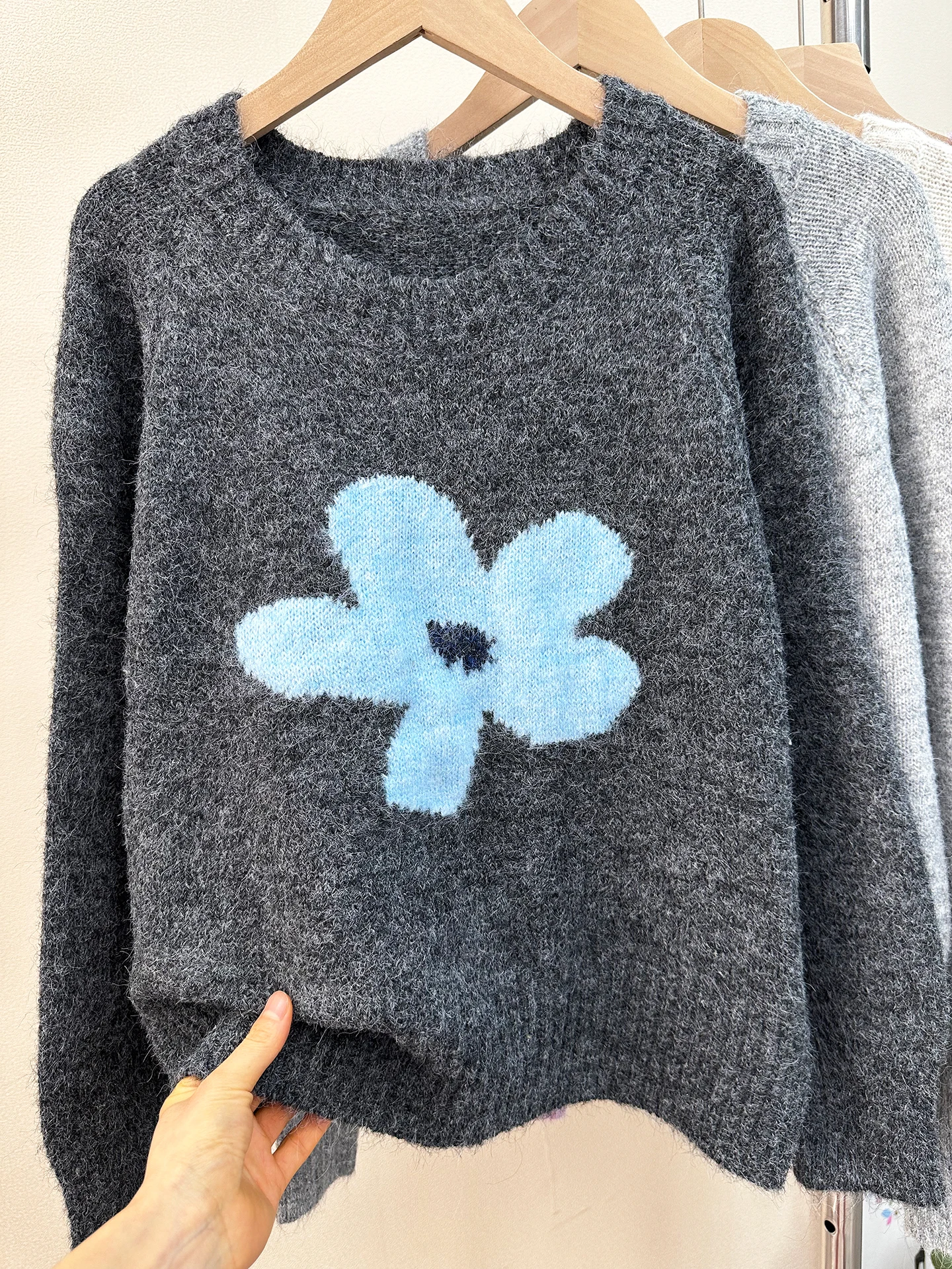 Korean Sle Floral Soft Skin-friendly round Ne Women's Sweater Winter Versatile Warm Knitted Top Comfortable All-match