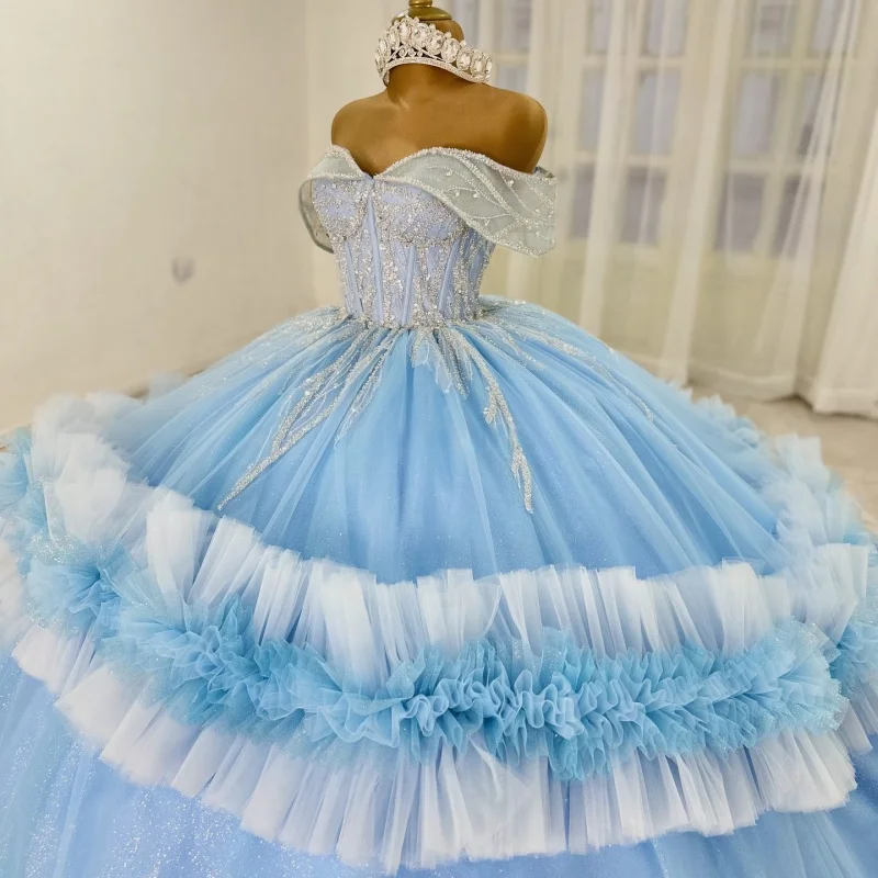 ชุดเดรส Quinceanera สีฟ้าสั่งทำพิเศษ แบบเปิดไหล่ ประดับคริสตัลวิบวับ แต่งลูกไม้ดอกไม้ ชายกระโปรงยาว  ชุดราตรีงาน Quinceanera อายุ 15 ปี