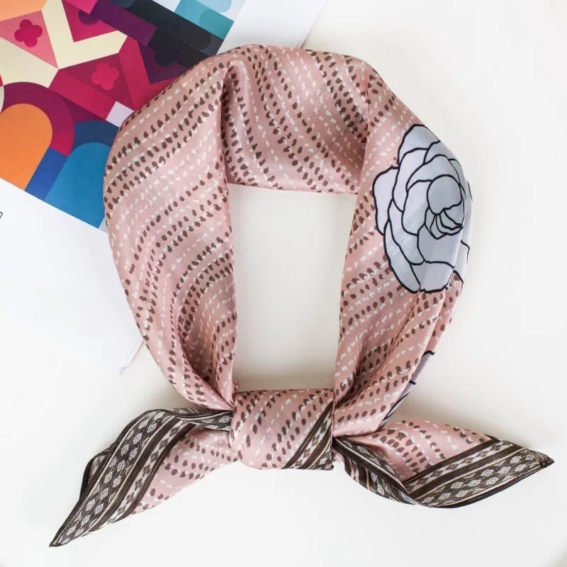 Sciarpa con motivo camelia rosa da 68 cm per donna Primavera Estate Nuova sciarpa di seta imitazione per scialle versatile e alla moda