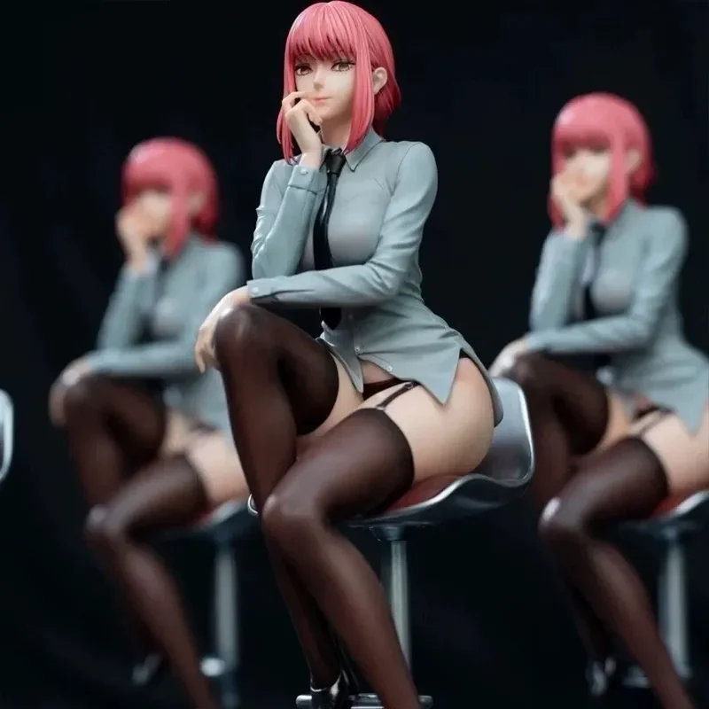 25cm Chainsaw Man Uniform Makima Sitzende Figur Desktop-Computer-Gehäuse-Dekoration Anime-Modell Spielzeug Geschenke für Erwachsene Sammler