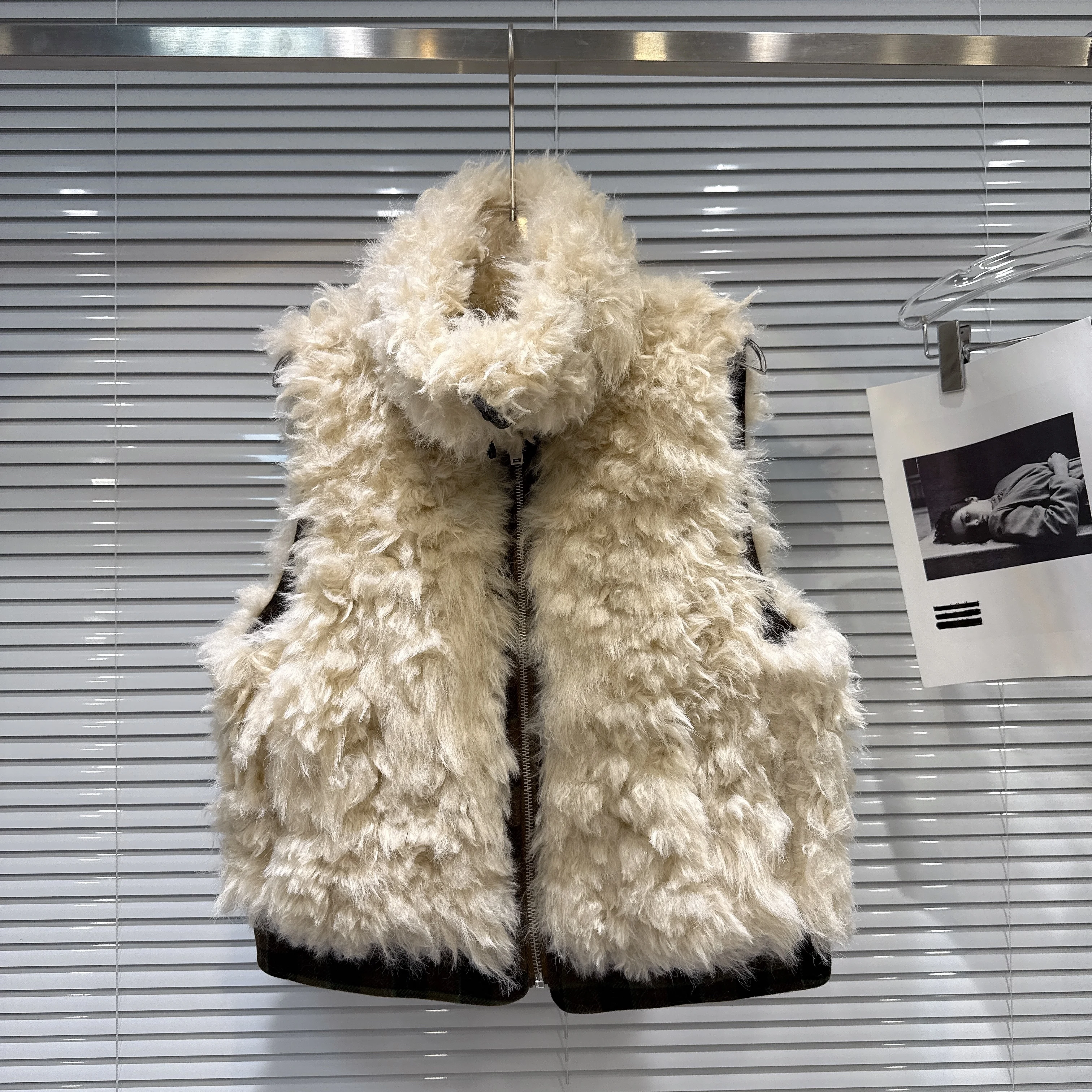 

2025 Winter New Retro Hot Girl Eco-Friendly Faux Lamb Wool Plaid Reversible Vest, Sleeveless Coat for Women