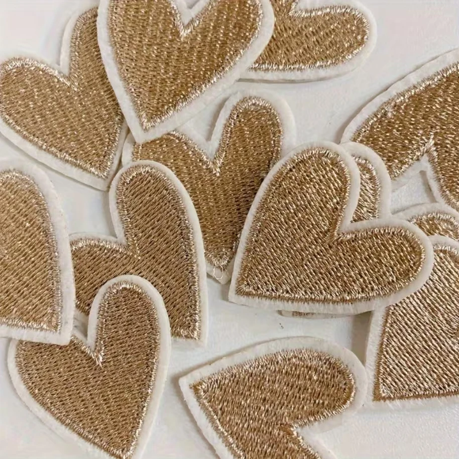 Embroidery Letter M - แผ่นปะผ้ารูปหัวใจสีทอง 10 ชิ้น สำหรับปักลาย รีดติดเสื้อผ้า ตกแต่งและซ่อมแซมเสื้อผ้า