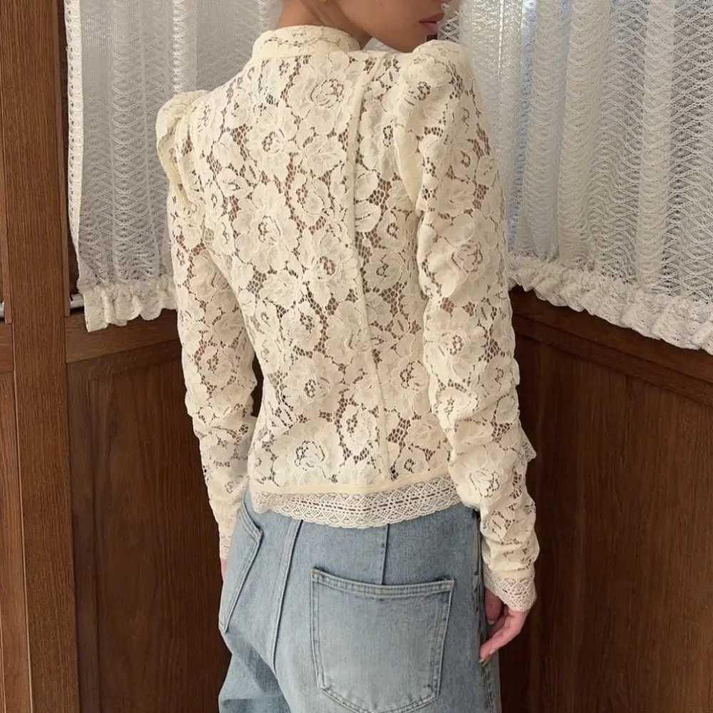 Einfarbige Bluse mit Stickerei, durchsichtige Bluse mit langen Ärmeln, Patchwork-Bluse, einreihig, schmal geschnitten, mit Lochmuster, Sommerkleidung – Detail 8