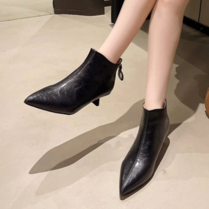 

Vintage Solid Pointed Toe Designed Short Boots for Women's Autumn 2026 New Elegnat Versatile Comfortable Slim Heeled Ankle Boots