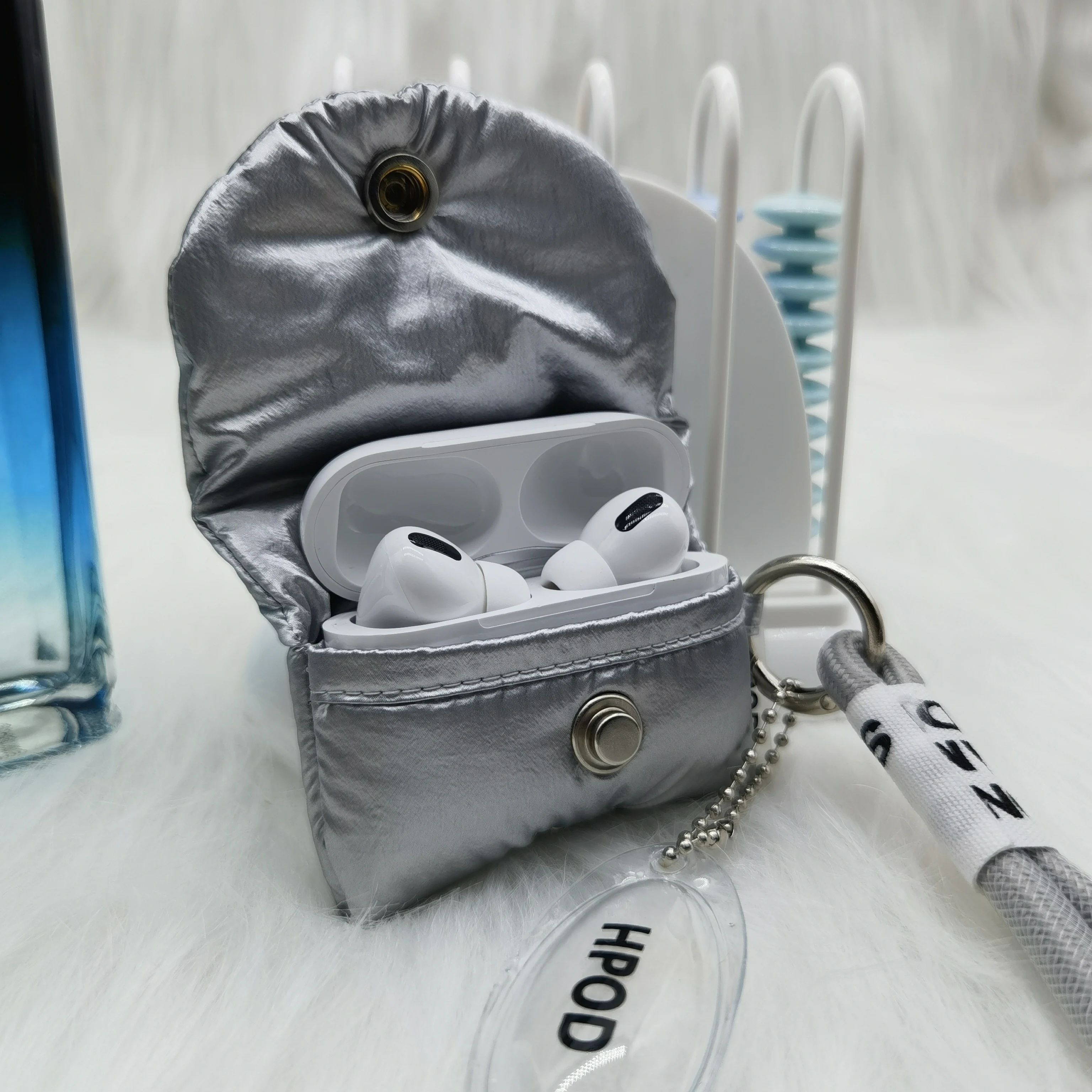 

Fashionable Korean-Style Down Cotton AirPods Case for 3/4/Pro/Pro 2 with 13cm Hand Strap – Trendy Winter Accessory