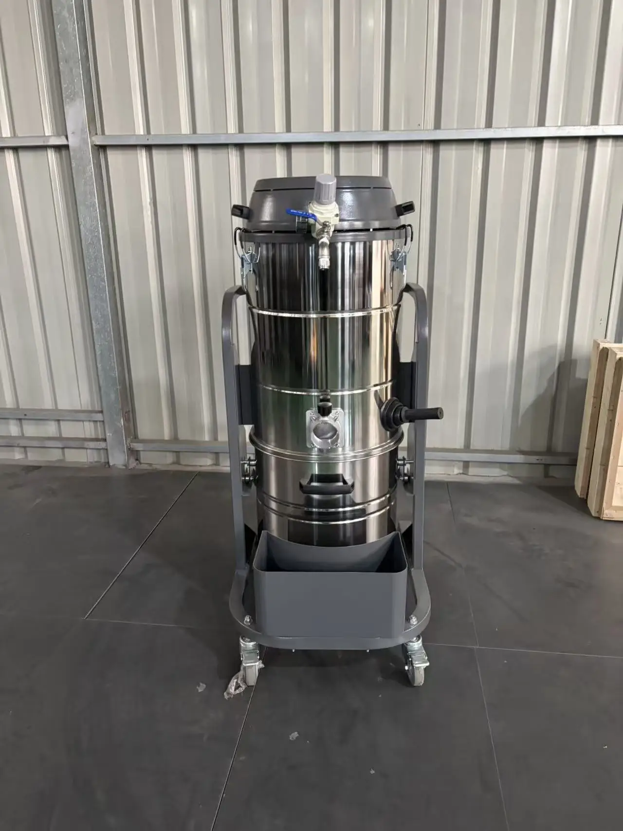 Manual Dual Gas Source Air-Powered Industrial Wet/Dry HEPA Filter High Airflow 75L Dust Capacity Vacuum