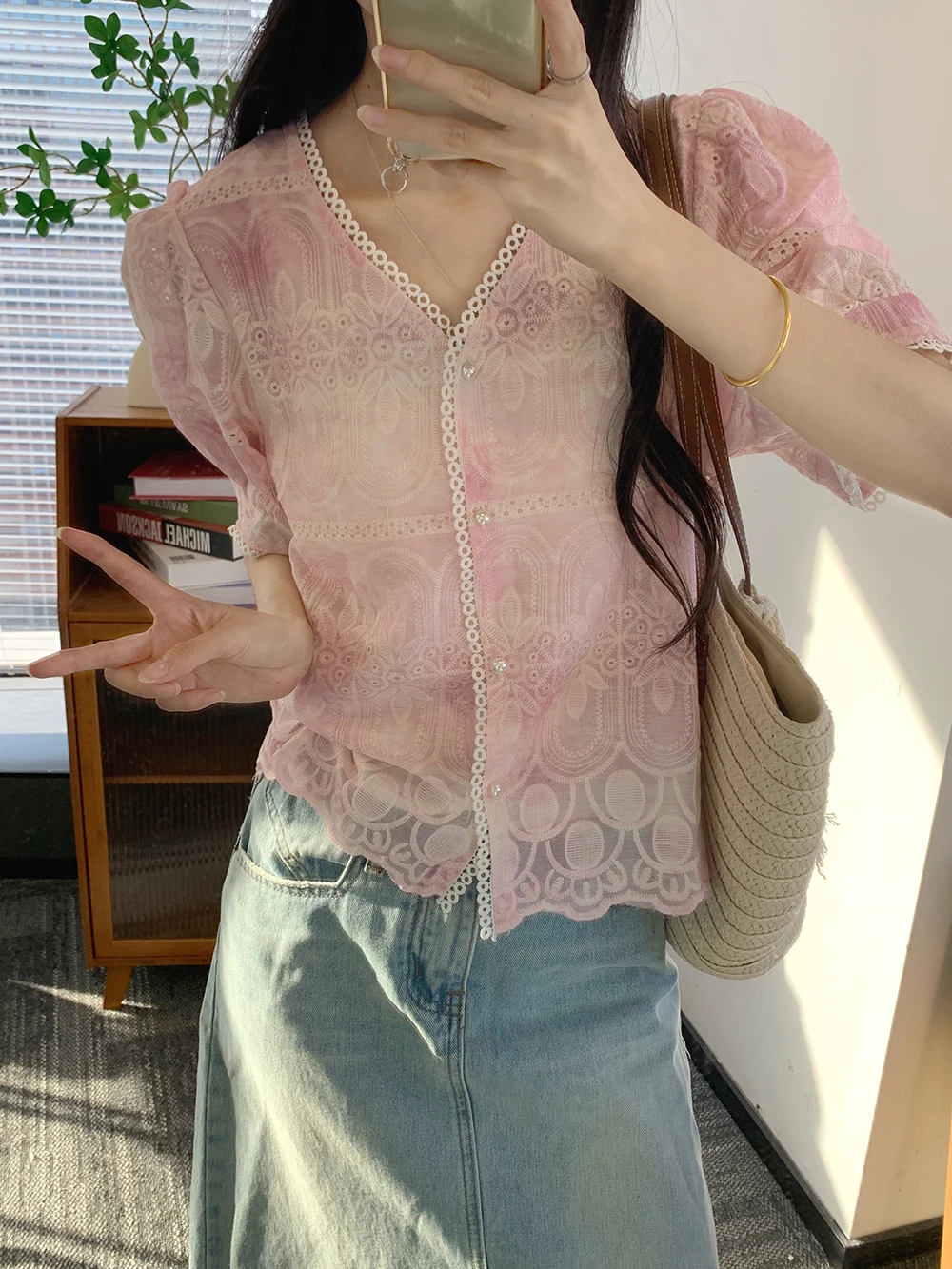 

Летний новый женский топ с V-образным вырезом, кружевной отделкой и вышивкой, свободного кроя, из хлопка, с рукавами-фонариками