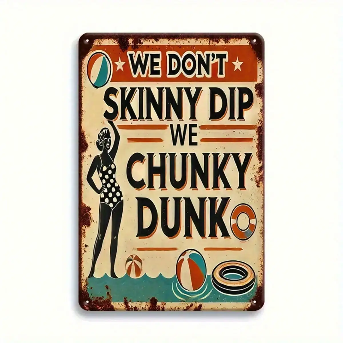 قطعة واحدة من لافتة القصدير المضحكة لحمام السباحة - We Chunky Dunk Retro Biker Art، ديكور جداري مضحك، ديكور بجانب حمام السباحة/الصيف، 8 × 12 بوصة/20 × 30 سم