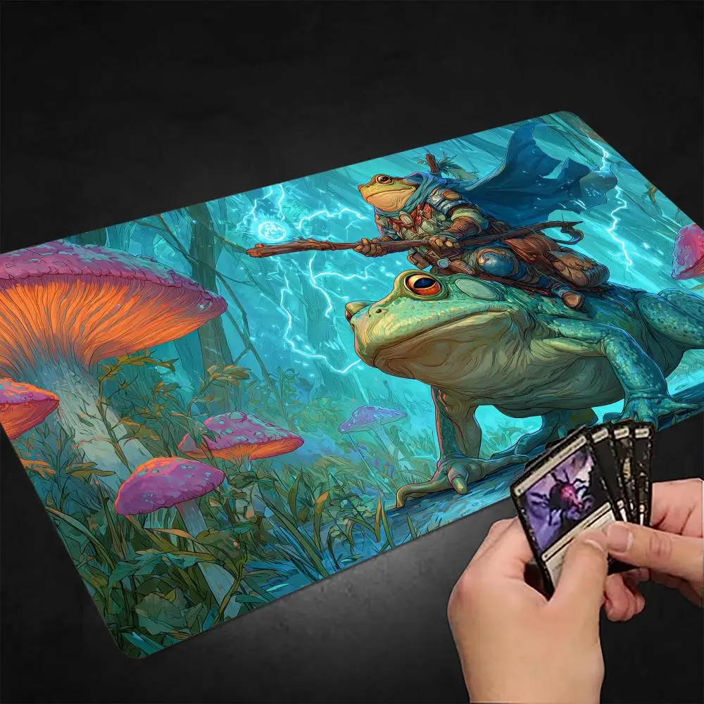 

Игровой коврик Magic: The Gathering (MTG) «Тайное царство грибов и Маг-лягушка» с прошитыми краями, нескользящий, для настольных игр и TCG