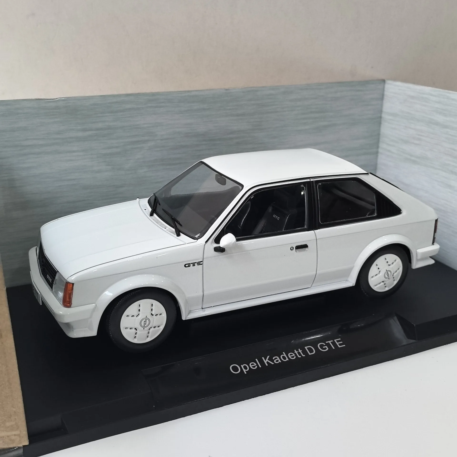

Литой под давлением MCG масштаб 1/18 OPEL KADETT D GTE, модель автомобиля из сплава, Коллекционная игрушка, подарок, сувенир, украшение для дисплея