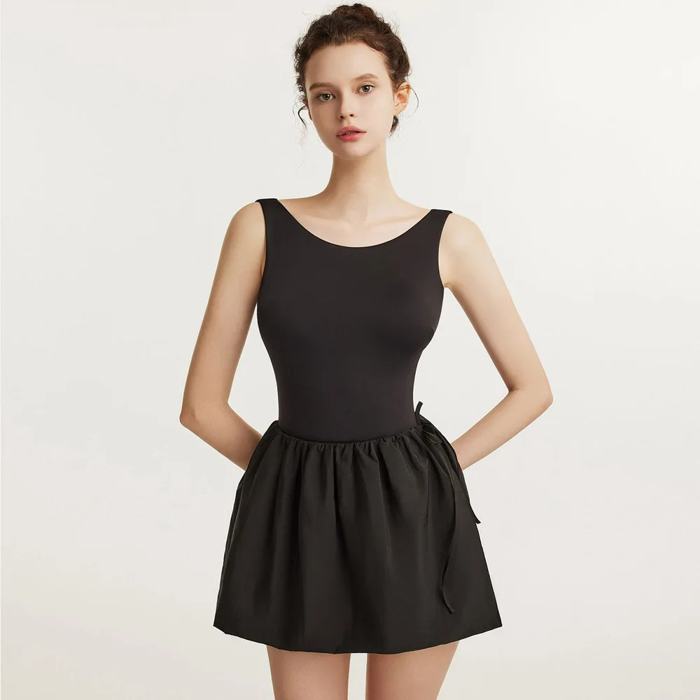 

Новый купальник-комбинезон 2026 года в европейско-американском стиле, черный, с юбкой, минималистичный, элегантный, с открытой спиной, для пляжного отдыха