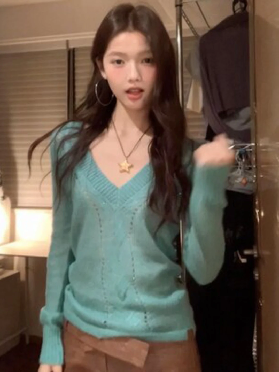 

Ретро-комплект из двух предметов: топ с V-образным вырезом и юбка. Молодежная весенняя коллекция. Удобный комплект с длинными рукавами и короткой юбкой с высокой талией.