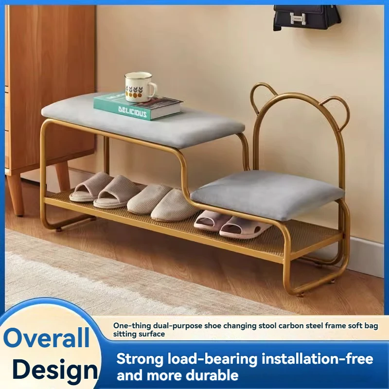 

Табурет для переобувания и шкаф для обуви, интегрированные с входной дверью. Простой табурет для переобувания у входа в дом.