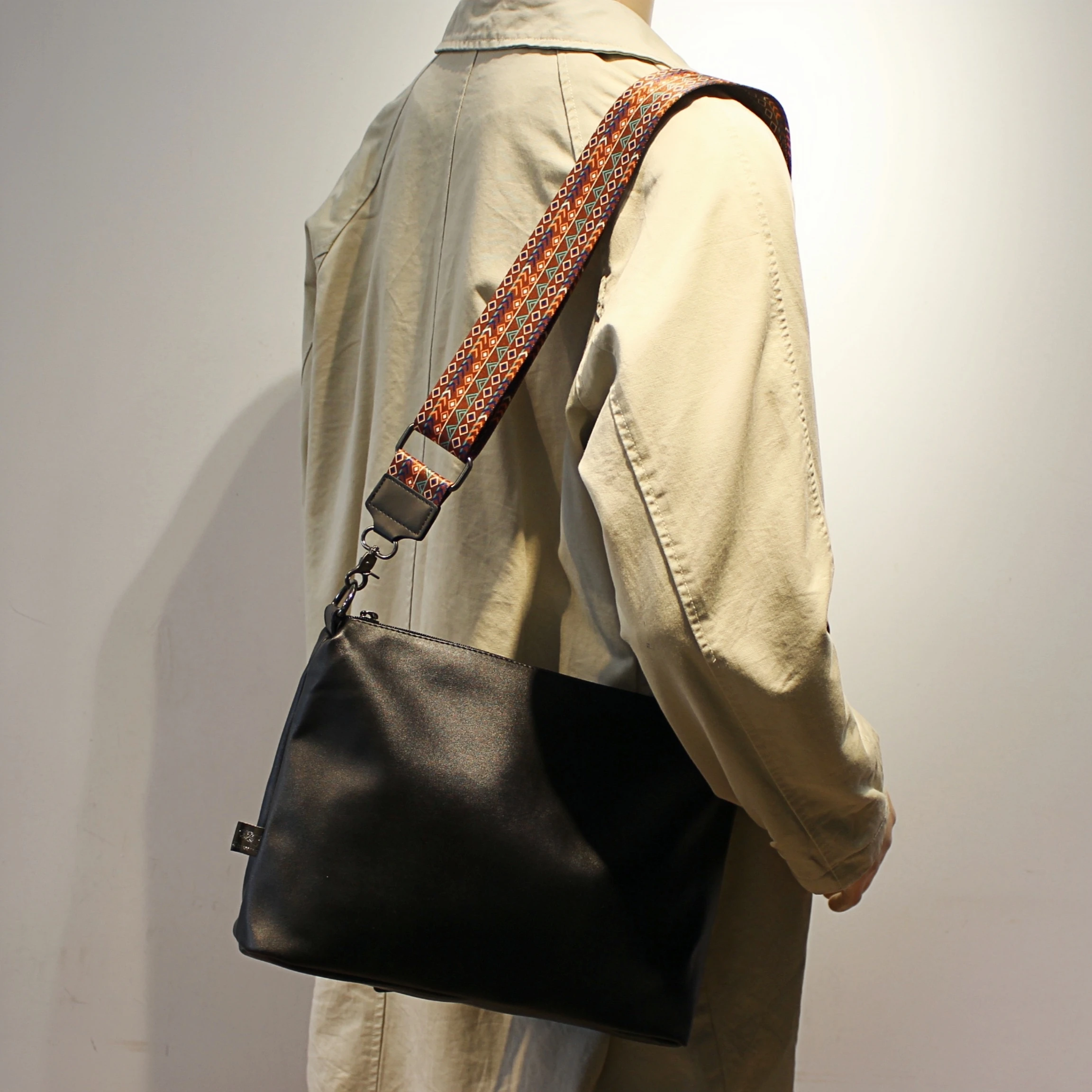 

Teebox Men's Crossbody Bag Soft Leather Commuter Faionable iPad oulder Bag Casual Sle Zipper Closure Leisure Scene