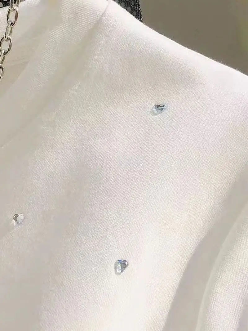 Nowa Letnia Luźna Koszulka Damska z Odkrytymi Ramionami, Ozdobiona Cyrkoniami i Małym Sercem, Modny Trend