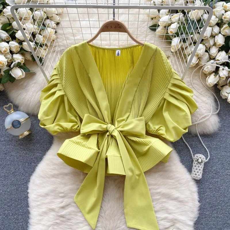 

Женская осенняя блузка с присборенной талией и плиссированными бретелями, создающая атмосферу легкой роскоши и элегантности, с высококачественными пышными рукавами